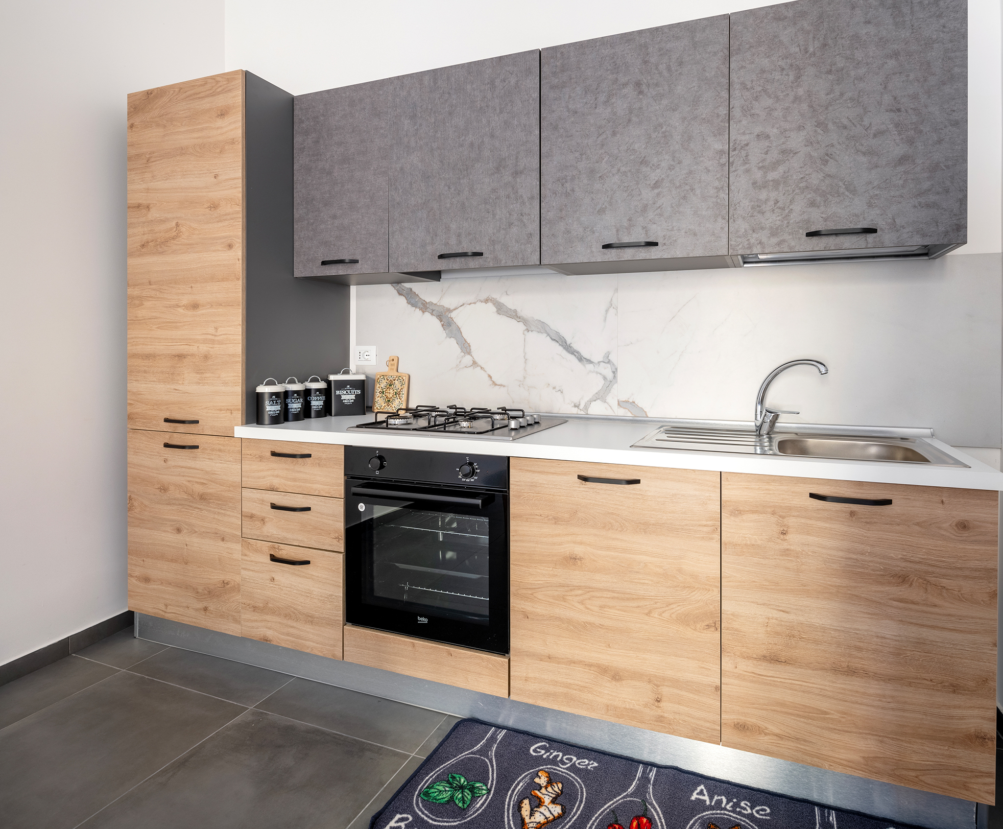 Cucina moderna e completamente attrezzata